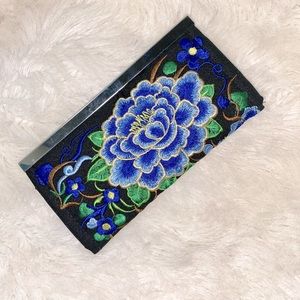 🍀SALE🍀Vintage Embroidered Floral Rose Clutch JW style